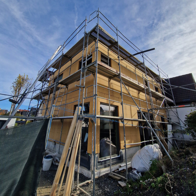 Außenansicht Holzrahmenbau, eingebaute Fenster, noch kein Außenputz