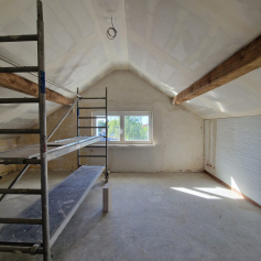 Zwischenstand des Umbaus und der Sanierung im Dachgeschoss Kinderzimmer 2. Decke bis in den First offen, freiliegende Deckenbalken