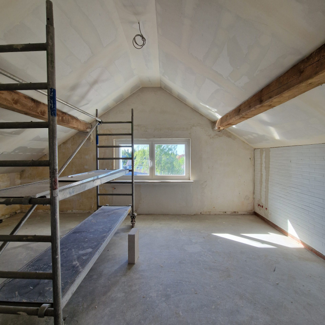 Zwischenstand des Umbaus und der Sanierung im Dachgeschoss Kinderzimmer 2. Decke bis in den First offen, freiliegende Deckenbalken