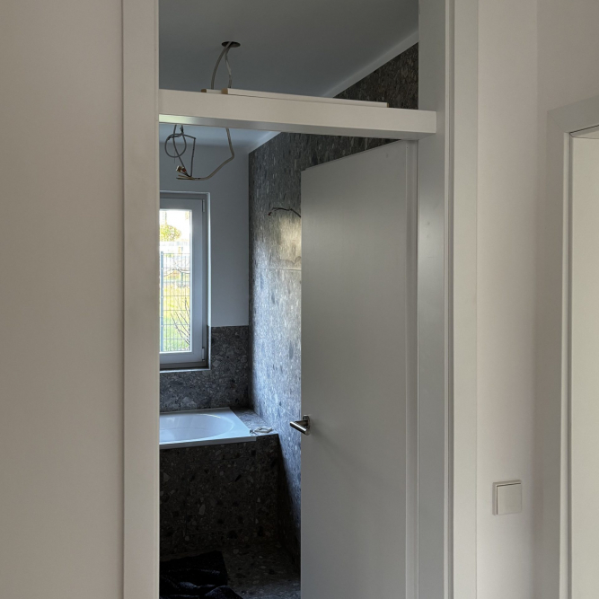 Blick ins neue Badezimmer, Terrazzofliesen