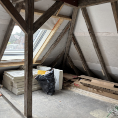 Dachgeschoss im Ausbau, neues Dachflächenfenster, sichtbares Dachtragwerk